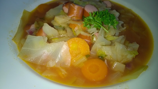 Kohlsuppe á Yasmin mit Wiener Würstchen