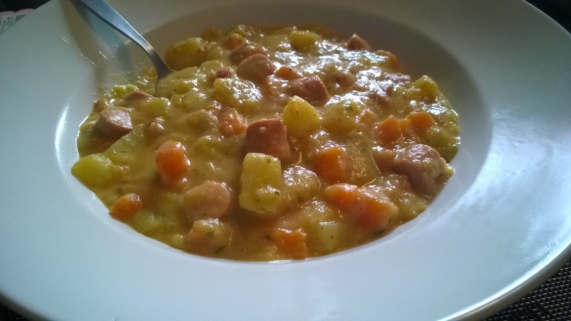 Karotten Kartoffelsuppe mit Wiener Würstchen