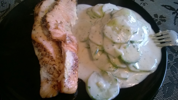 Lachs mit Gurkensalat und Joghurt-Knoblauch Dressing