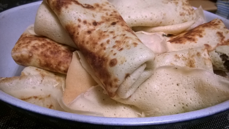 Gefüllte Pfannkuchen mit Spinat und Hackfleisch