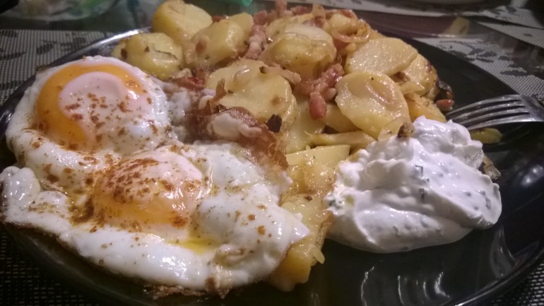 Speckkartoffeln mit Kräuterquark und Spiegelei