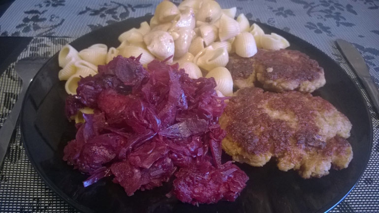 Frikadellen mit Nudeln und Sahnesauce an Rotkraut