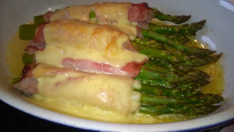 Überbackener Spargel mit Schinken-Käse an Kartoffeln
