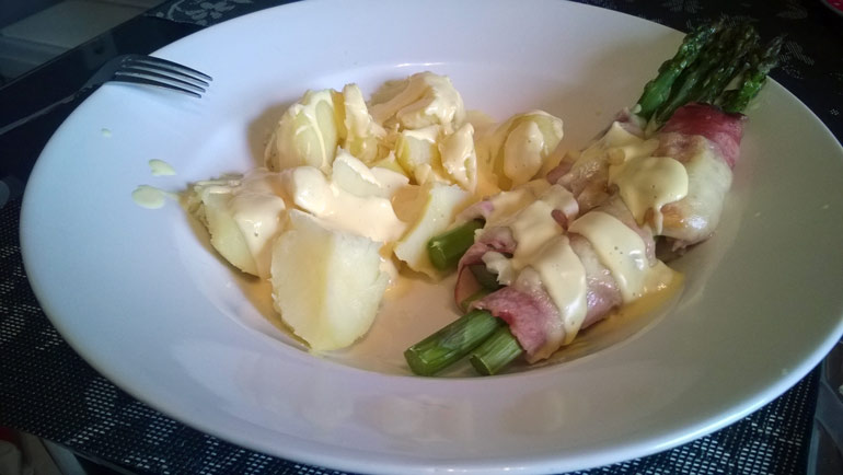 Überbackener Spargel mit Schinken-Käse an Kartoffeln