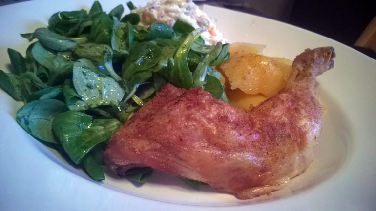 Saftiges Brathähnchen mit Knusperhaut an Ofenkartoffeln und Salat