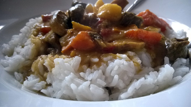 Frisches Rindfleisch Curry mit buntem Gemüse