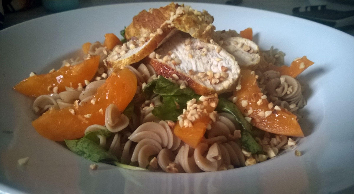 Warmer Nudelsalat mit Putenbrust, Spinat und Aprikosen