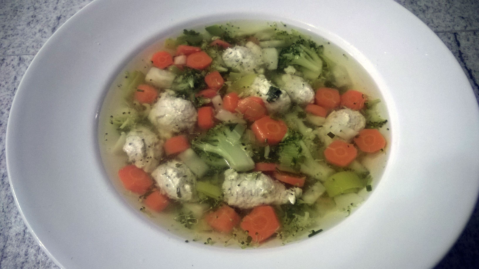 Gemüsesuppe mit Putenklößchen