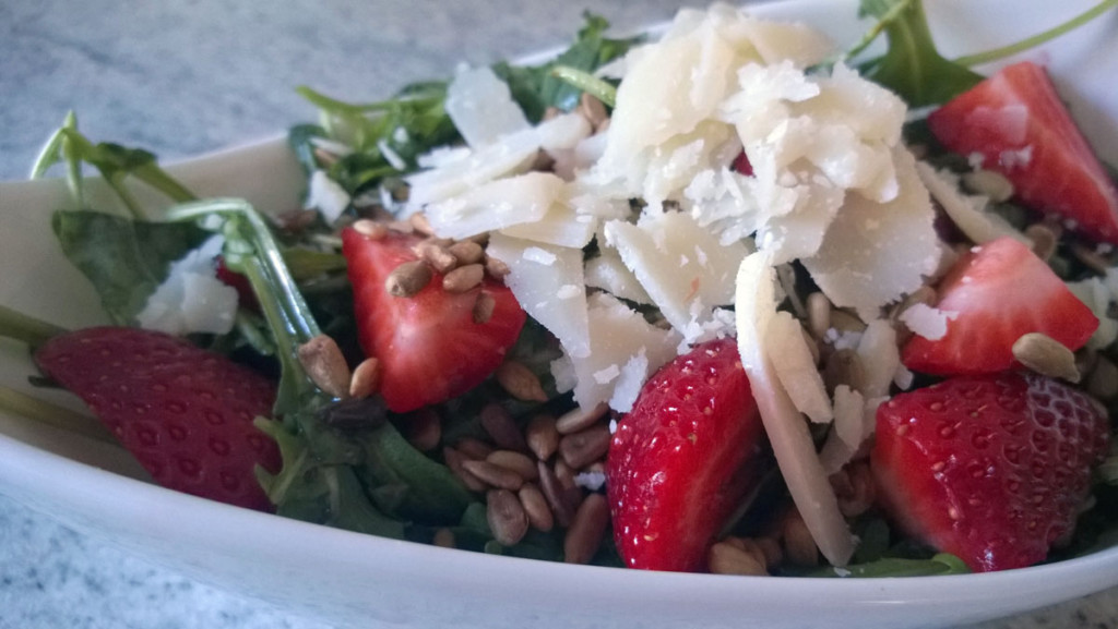 Rucolasalat mit Erdbeeren &amp; Balsamico-Honig-Vinaigrette {Low Carb}