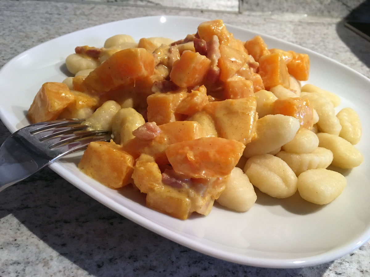 Gnocchi mit Kürbis-Specksauce und feiner Currynote {Schnelle Küche}