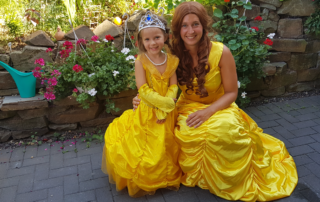 Claire im goldenen Prinzessinnenkleid vom MIFUS Onlineshop