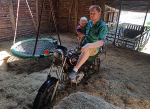 Heuboden mit Motorrad