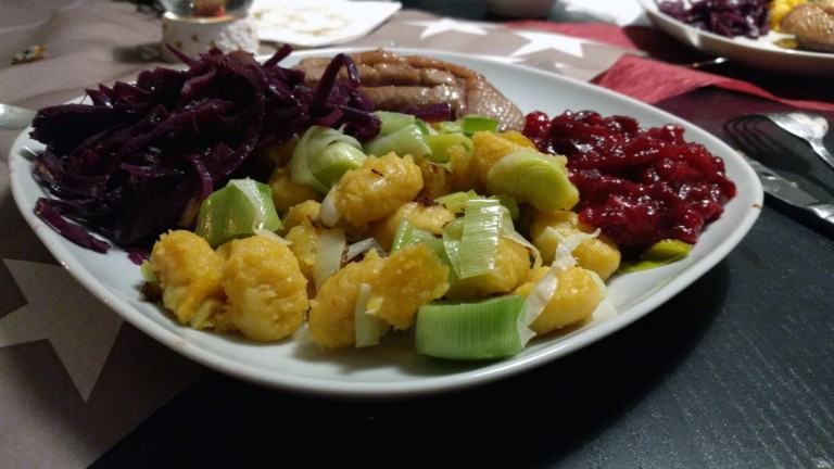 Fruchtige Entenbrust an Kürbisgnocchi und Rotkohl Fruchtige Entenbrust an Kürbisgnocchi und Rotkohl